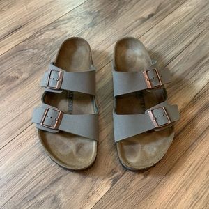 Men’s Birkenstocks Arizona in Stone